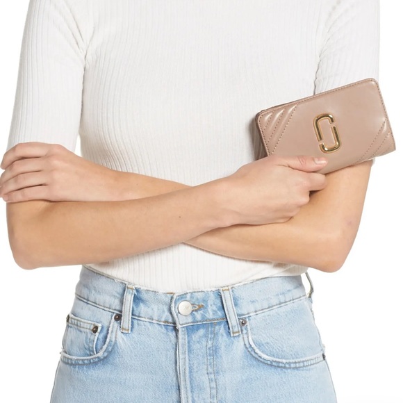 MARC JACOBS - “The Glam Shot” Zip/ Snap Close Leather Wallet In Dusty Beige NWOT - Picture 6 of 16